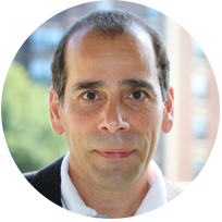 Dr. Claudio Punzo från Punzo Lab (Horae Gene Therapy Center) bedriver forskning och utvecklar terapeutiska strategier för sällsynta ärftliga sjukdomar som Retinitis Pigmentosa