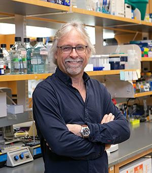 Craig Peterson PhD receives 2021 Morningside Graduate School of Biomedical Sciences Dean's Award