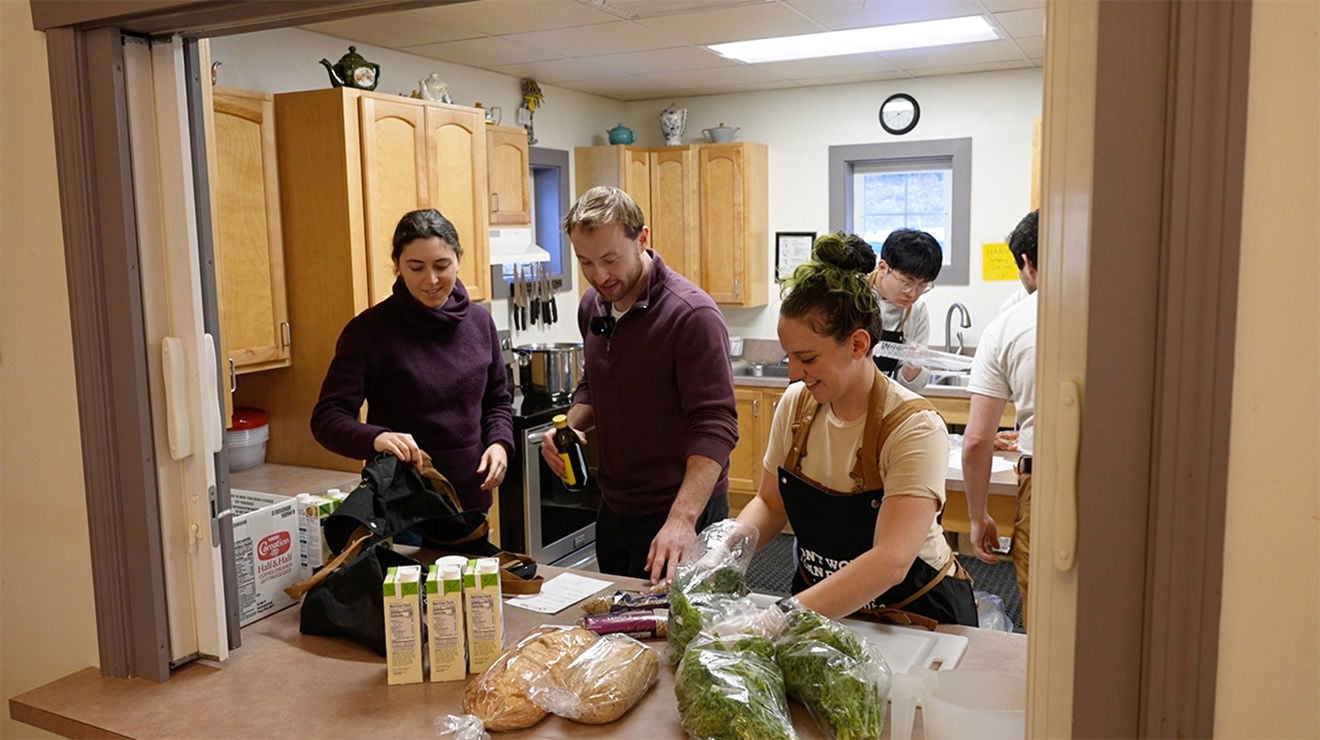UMass Chan rural health scholars lead culinary workshops at local senior center