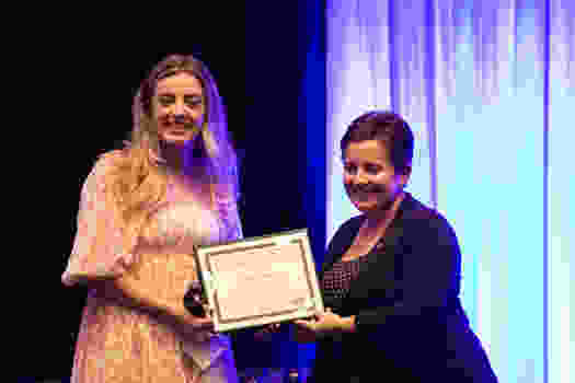 Kourtney Mantyla receives the Daisy Award for Extraordinary Nursing Students.
