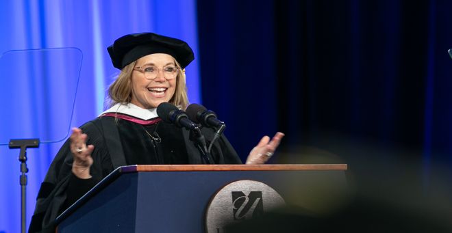 Photo of Katie Couric delivering the 2023 Commencement address
