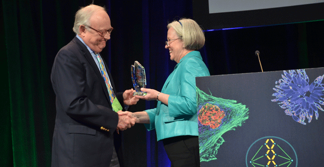 Thoru Pederson accepts the ASCB’s Award for Distinguished Service in 2015. 